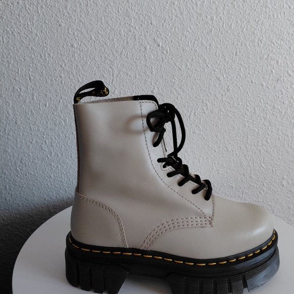 DR. MARTENS Gray Nappa Leather Audrick 8-Eye Platform Laced Boots. - Picture 15 of 16